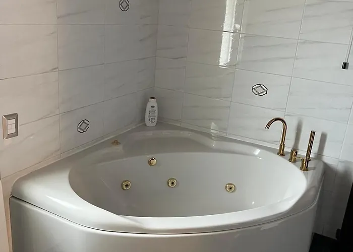 לינה וארוחת בוקר Amalia מונטאלטו אופוגו